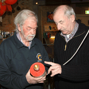 Tom Hendriks krijgt uitleg van Hans Sandbergen, foto: Joop van Nes jr.